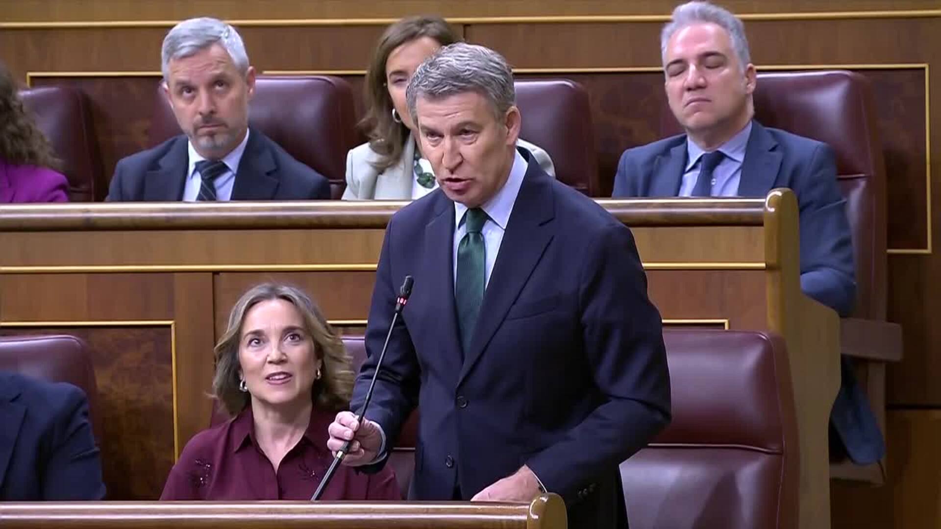 Feijóo critica "regalo" al independentismo con quita de deuda y Sánchez aconseja no rechazarlo