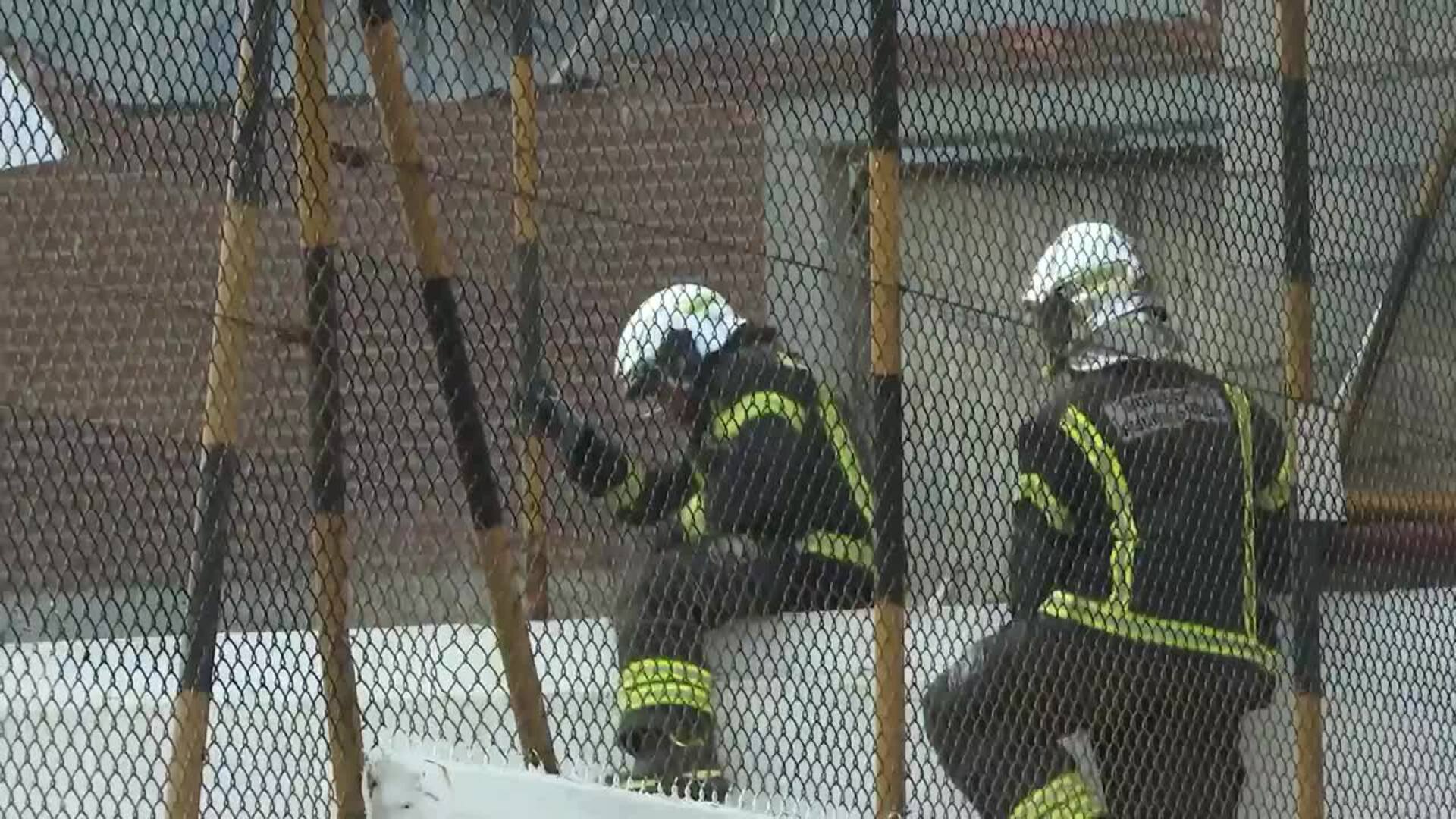 Casi controlado el gran incendio de una nave en el polígono Cobo Calleja