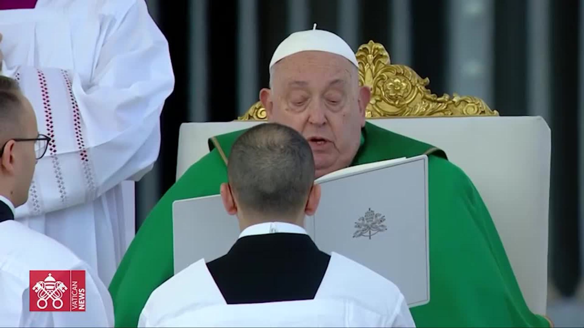 El Papa ha pasado la noche "tranquilamente" y ahora "está descansando"