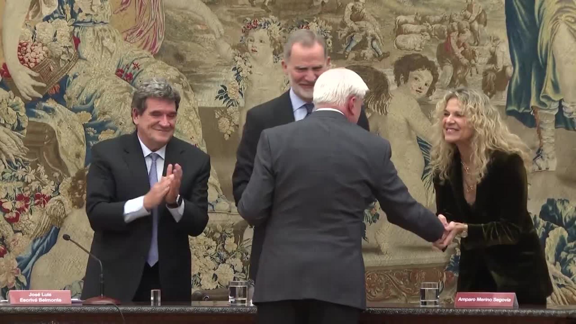 Felipe VI entrega el Premio de Economía Rey de España a Roberto Serrano