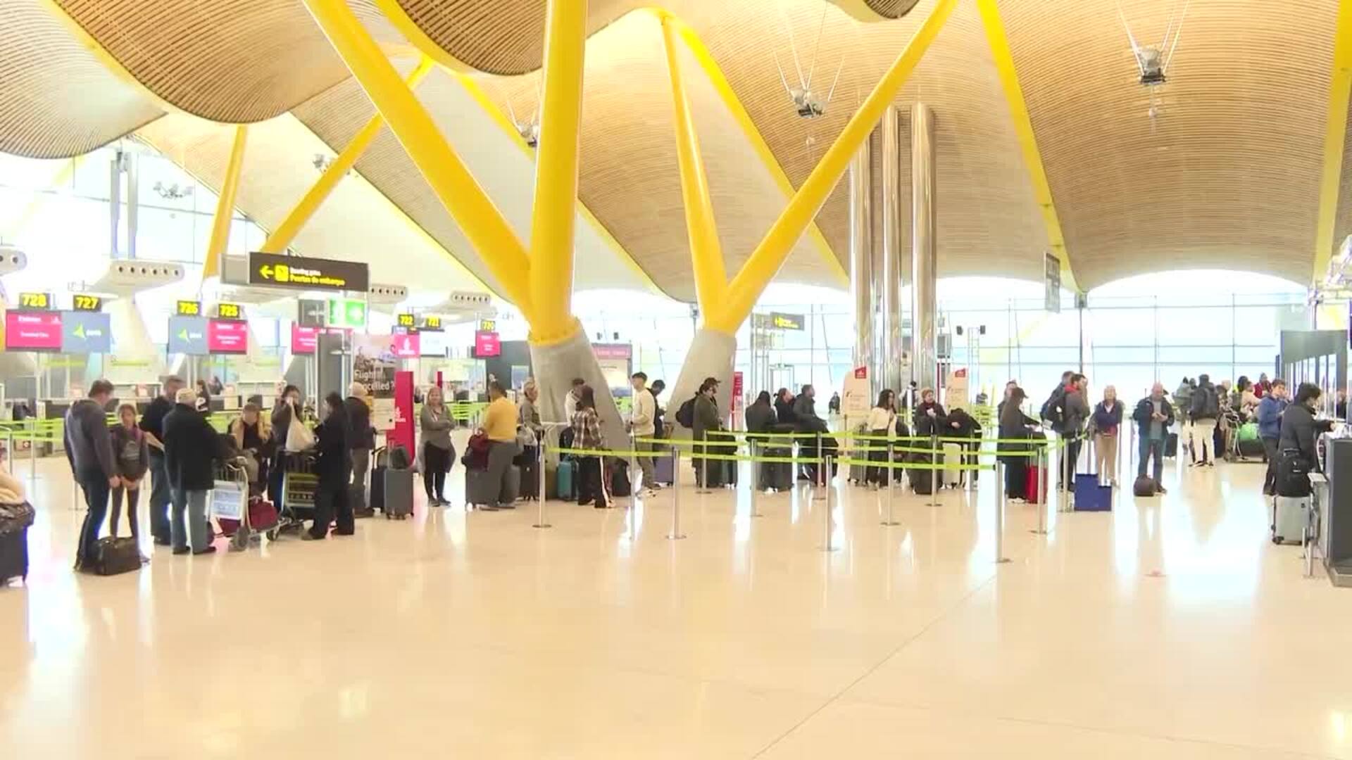 Viajeros reanudan sus vuelos tras el cierre del Aeropuerto de Londres-Heathrow