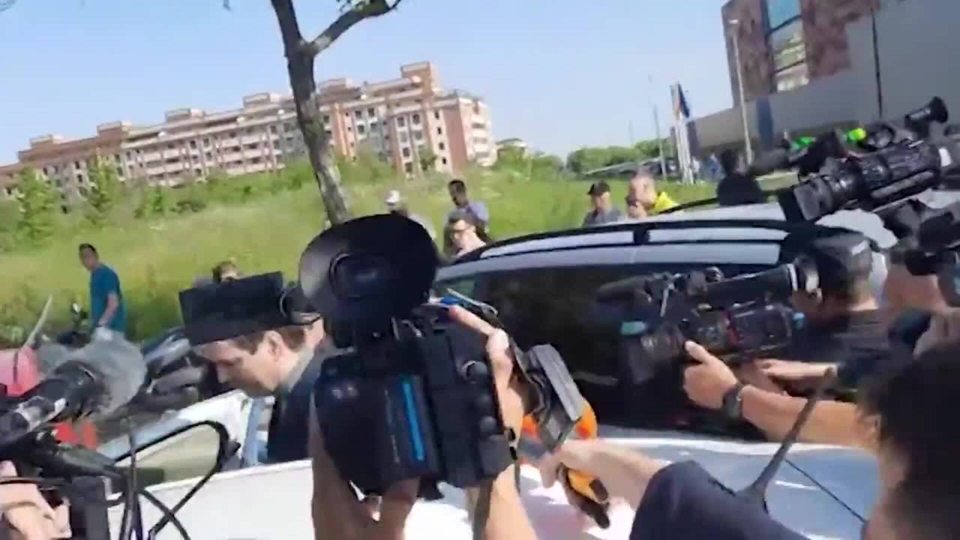 David Sánchez sale de declarar en los Juzgados de Badajoz rodeado de periodistas y policías