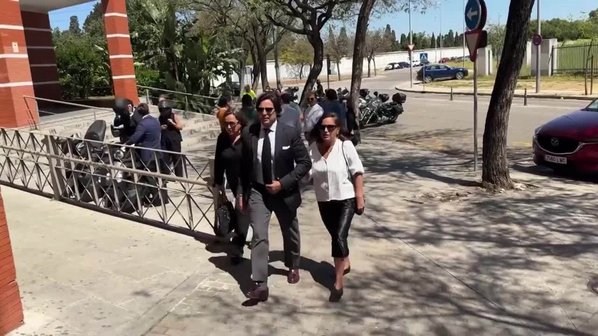 Cayetano y Francisco Rivera, muy emocionados en el último adiós a su tío abuelo
