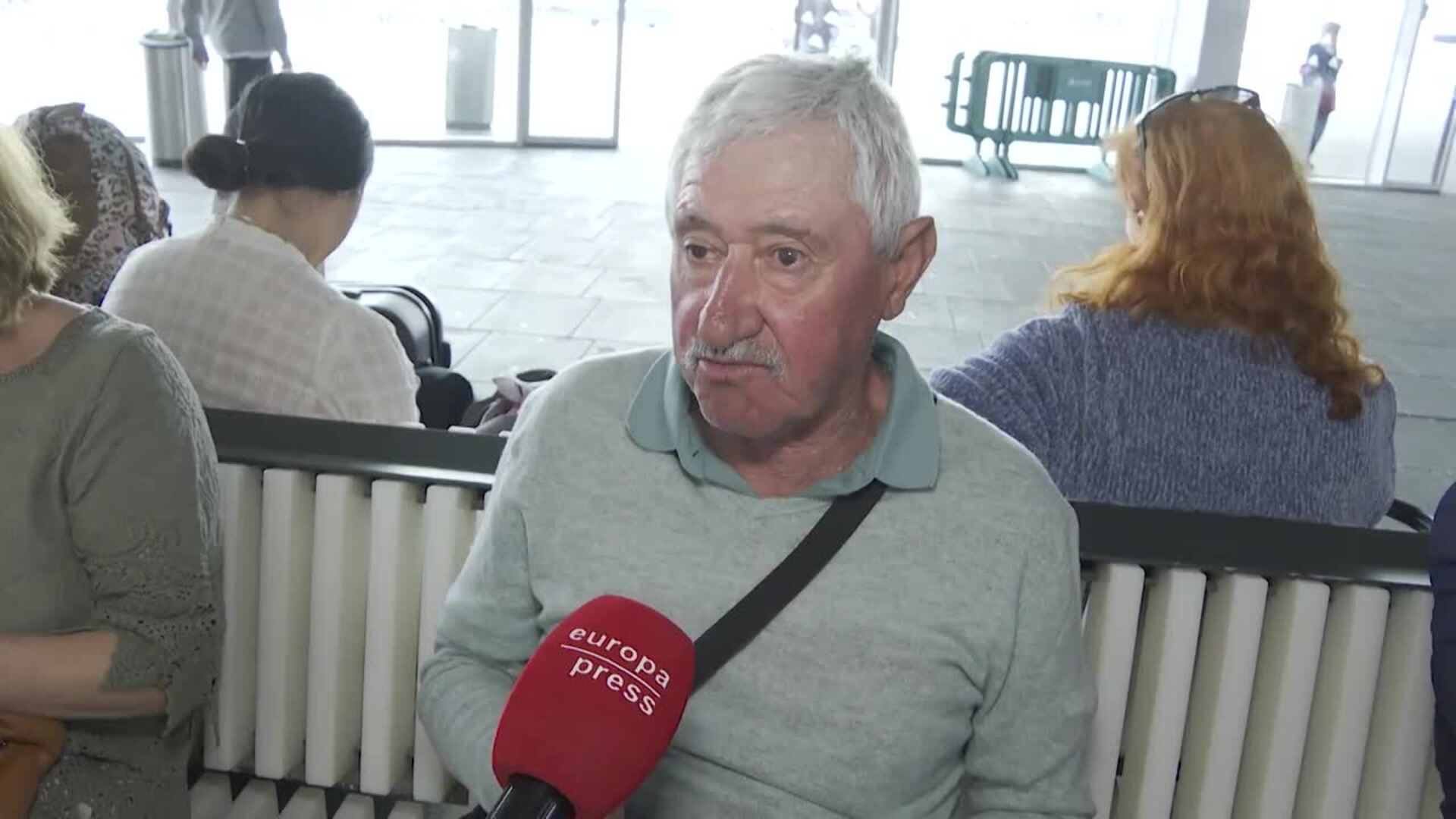 La gente pasa la noche en las estaciones por culpa del apagón eléctrico