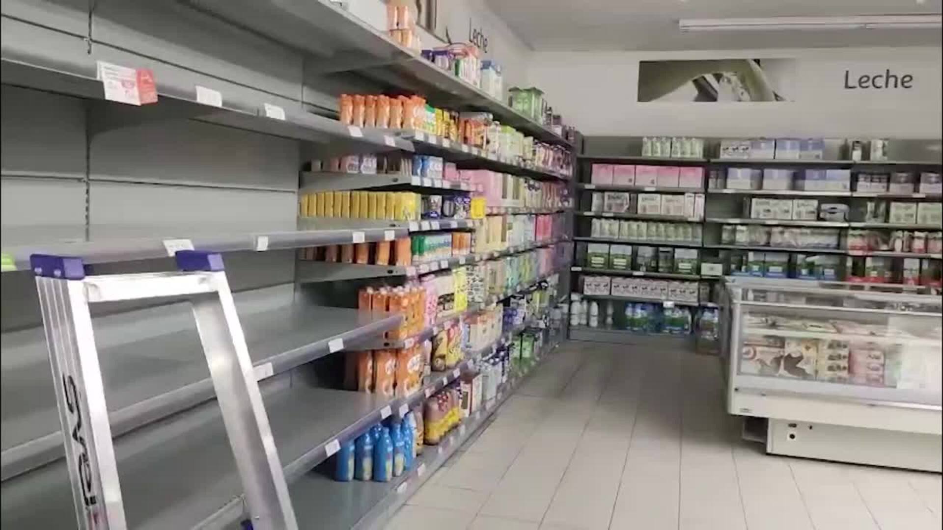 Así quedó ayer un supermercado en Madrid tras agotarse el pan, los lácteos y el agua