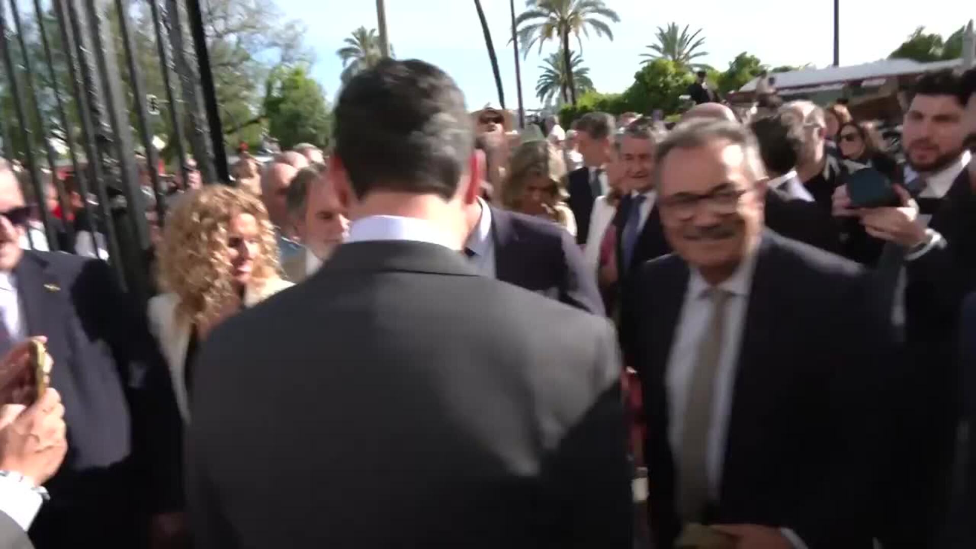 Feijóo y Juanma Moreno disfrutan de una tarde de toros en la plaza de la Maestranza