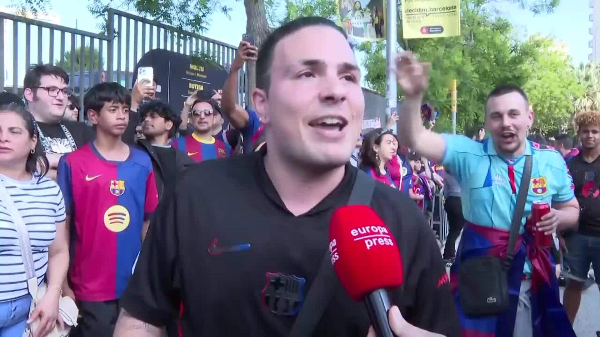 Miles de aficionados del FC Barcelona celebran con los jugadores los títulos de la temporada