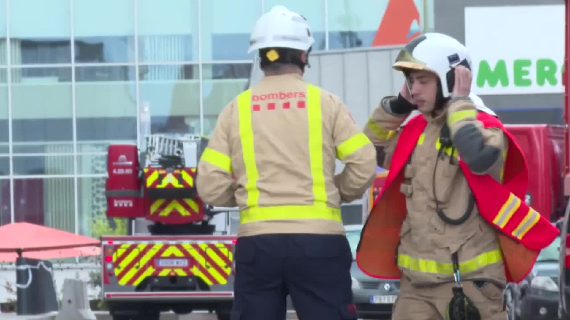 Bombers investiga la caída de un bloque de hormigón en un centro comercial de Sabadell