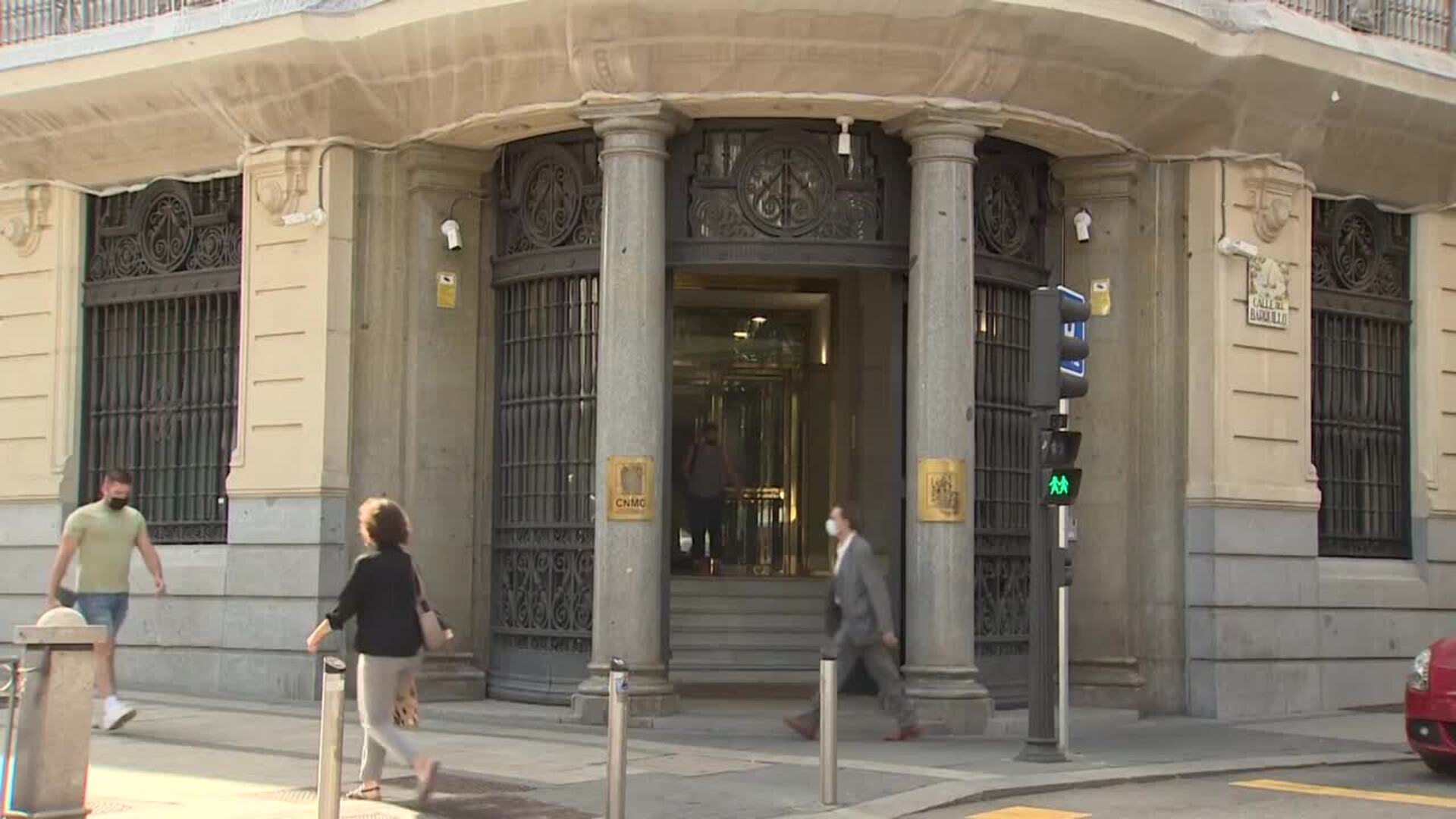 Economía eleva la OPA de BBVA a Sabadell al Consejo de Ministros