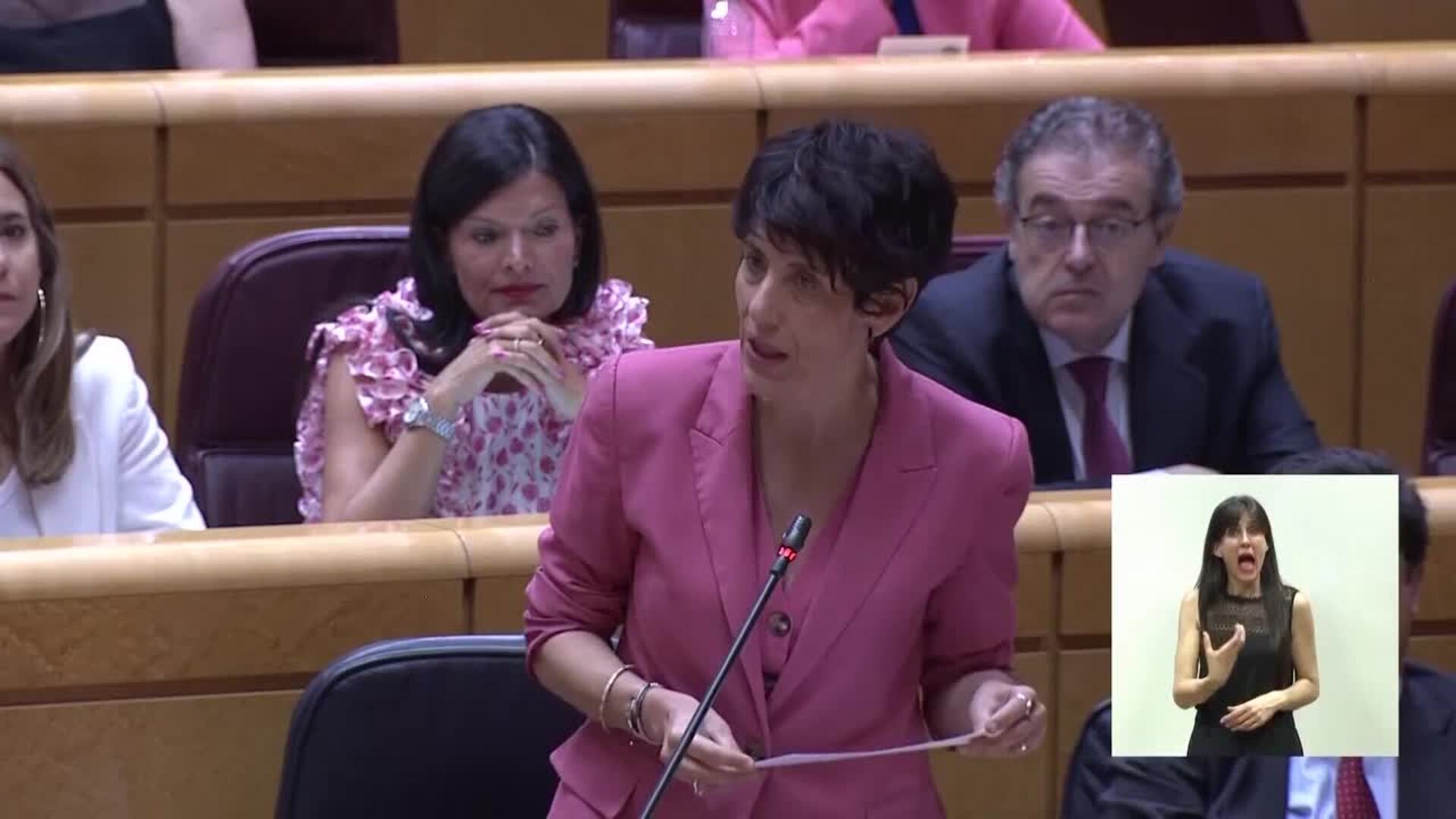 Elma Saiz: "El Gobierno no puede asumir competencias que no le corresponden en Barajas"