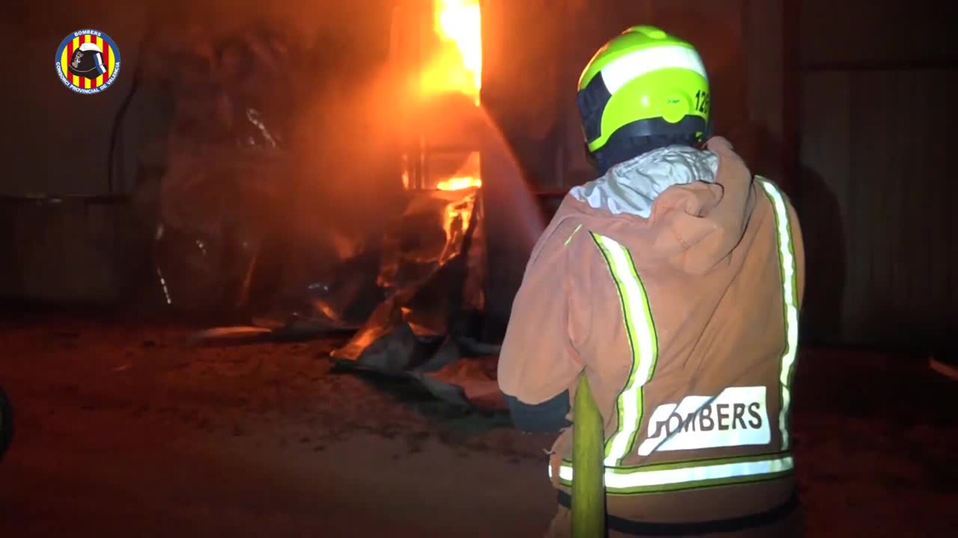 Extinguido el incendio en una empresa de envasado de aceite en Algemesí