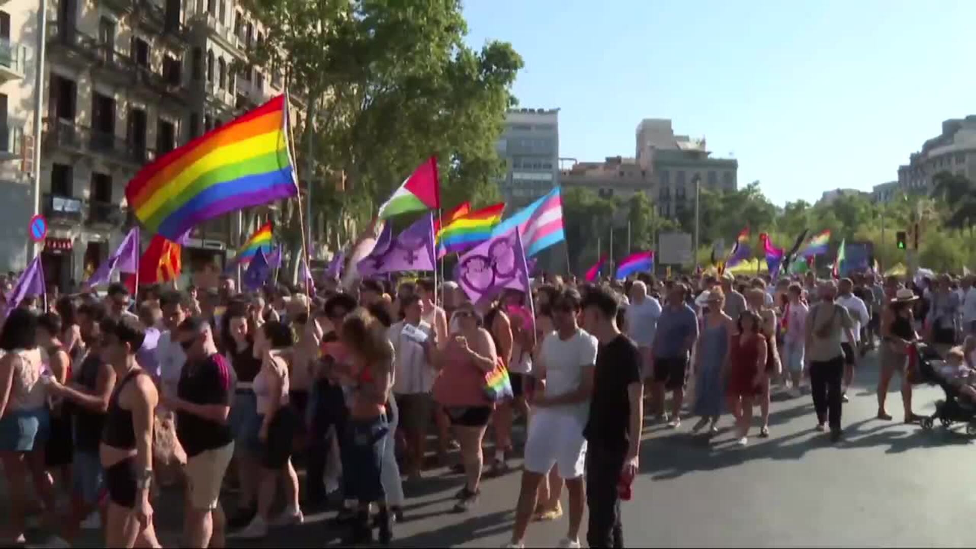 Multitud de personas recorren las calles de Barcelona por el Día del Orgullo LGTBI+