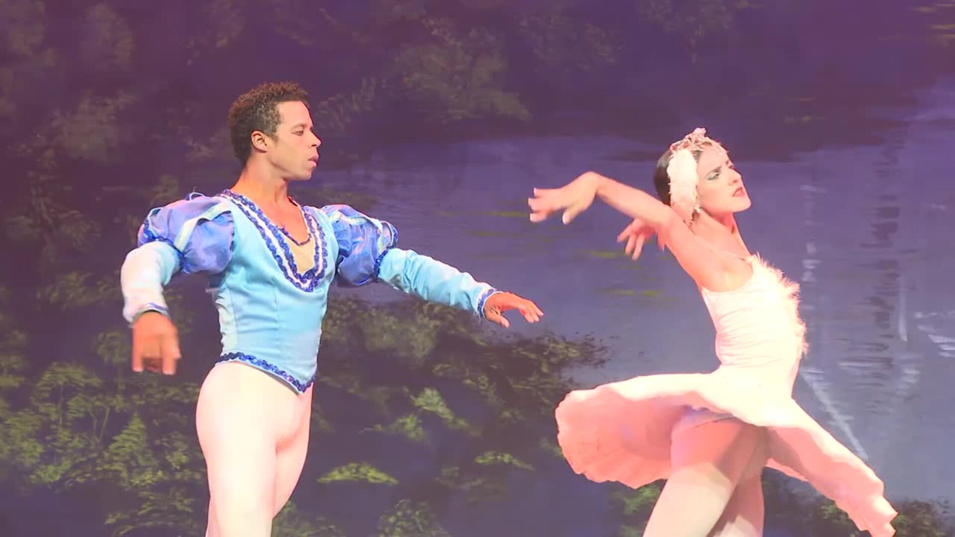 El ballet de Laura Alonso 'El lago de los cisnes' trae a Madrid una versión "feliz" del clásico