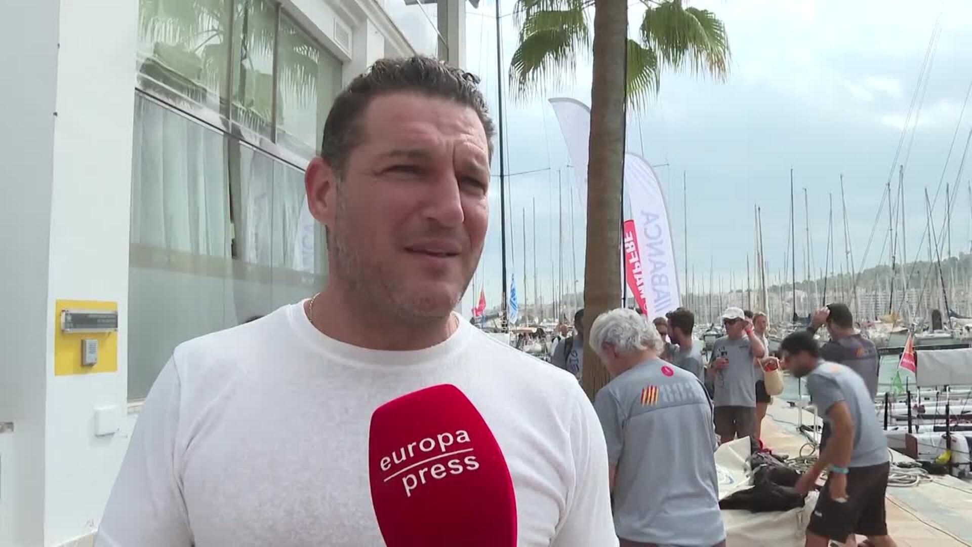 Manu Tenorio presume de familia feliz en su paso por la isla de Palma un año más
