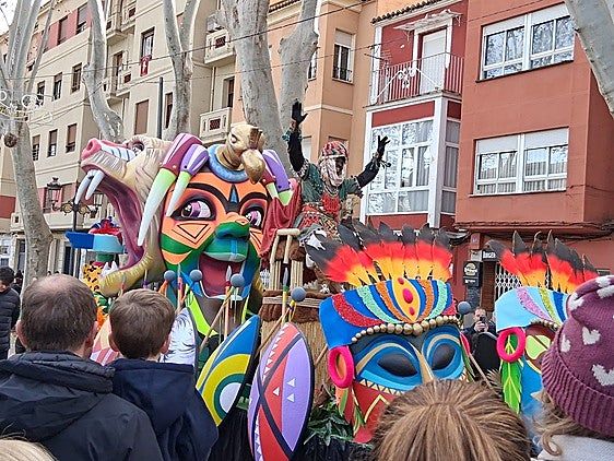 Los Reyes Magos se despiden de los más pequeños en Xàtiva y Ontinyent en una cabalgata histórica