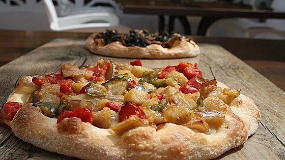 La receta que nació del hambre y planta cara a la pizza