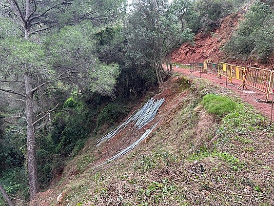 Empiezan las obras de estabilización del talud de la fuente de Deula en Serra