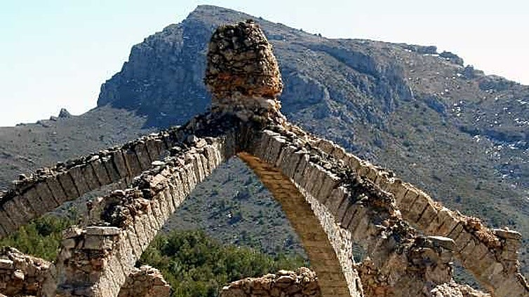 A la sombra de las cavas de la Serra de Mariola