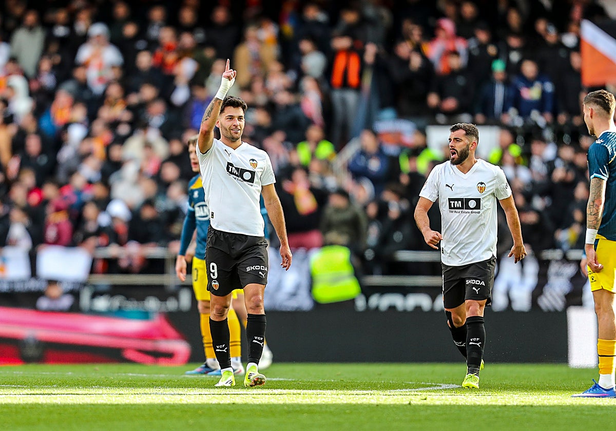 Valencia CF-RCD Espanyol: Hugo Duro celebrates.