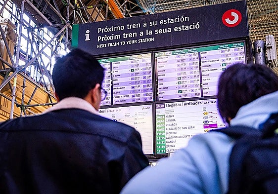 Un incendio en una catenaria desata una cadena de retrasos en trenes entre la Comunitat y Cataluña