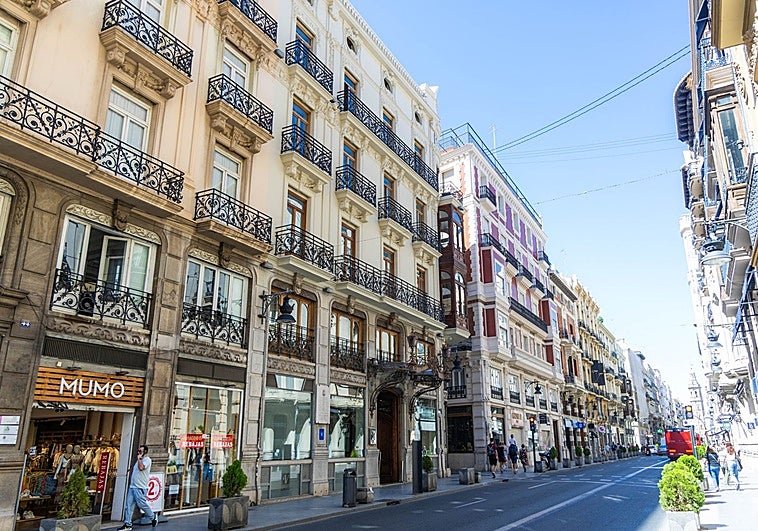 Caen cascotes de una fachada en la calle de la Paz