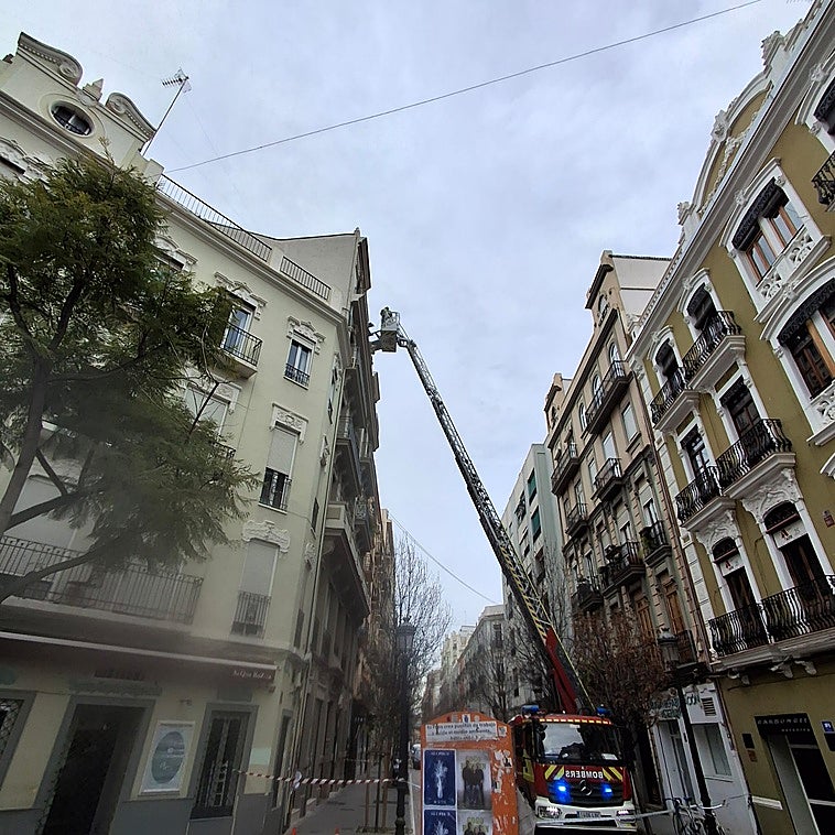 El viento deja la estructura de un ático a punto de desplomarse en Ruzafa