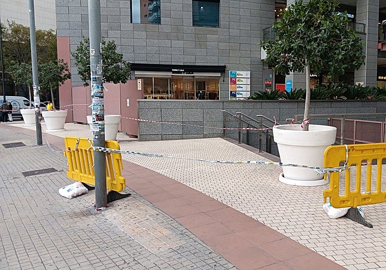 El viento obliga a cerrar una entrada al centro comercial Aqua por riesgo de caída de una placa
