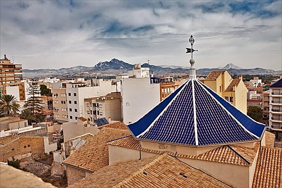 El fuerte viento deja problemas de suministro eléctrico en Aigües, Orxeta y Mutxamel