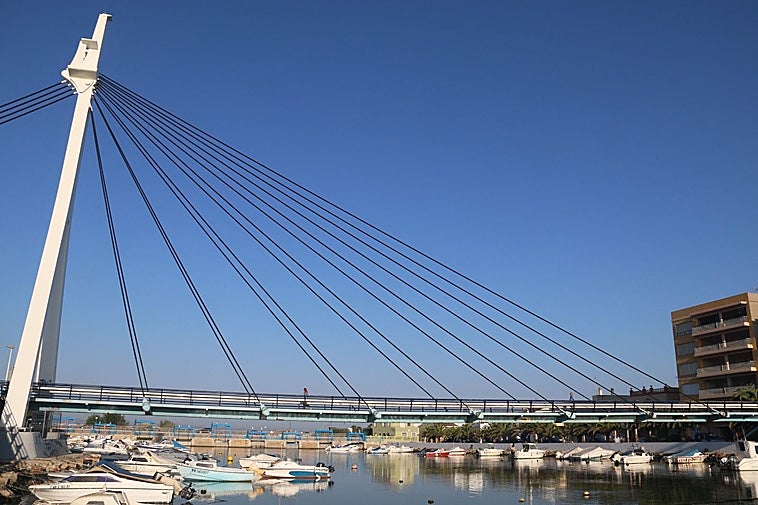 El Perelló y Sueca preparan un proyecto para restaurar la pasarela que cruza la Gola de la Albufera