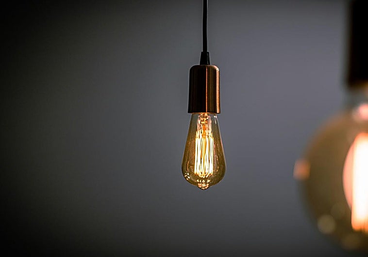 El precio de la luz cae este viernes 13 de febrero y regala hasta 7 tramos a 0 euros/MWh: Las horas más baratas para encender los electrodomésticos