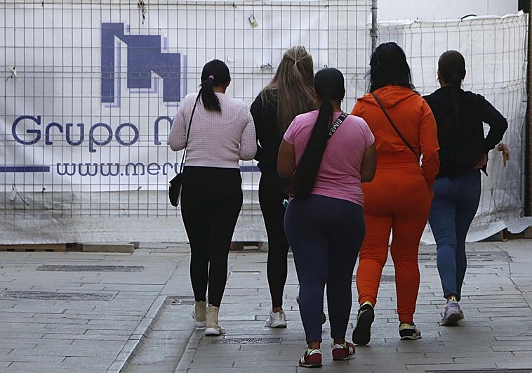 Valencia redactará una nueva ordenanza en la que multará a los «puteros»