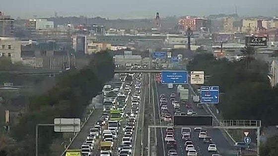 El incendio de un vehículo corta la AP-7 y los atascos colapsan las entradas a Valencia este martes