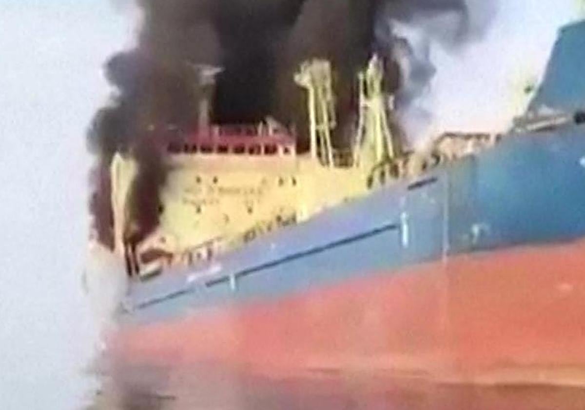El petrolero Skylight, con bandera de Palaos y sujeto a sanciones estadounidenses, envuelto en llamas tras ser alcanzado frente a la península de Musandam, en Omán.