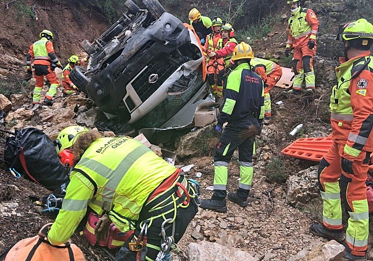 Herido un repartidor tras despeñarse con su furgoneta por un barranco en Sot de Chera