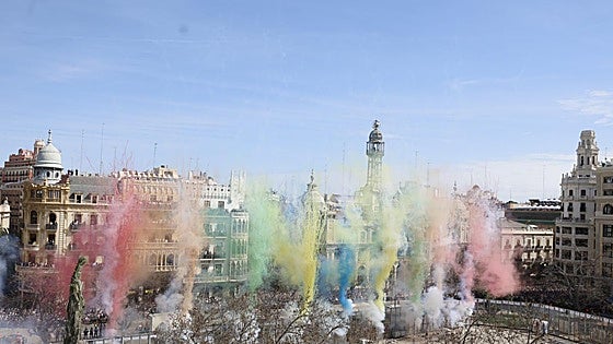 Quién dispara hoy sábado 14 de marzo la mascletà en la plaza del Ayuntamiento de Valencia que rozará el máximo de pólvora permitida
