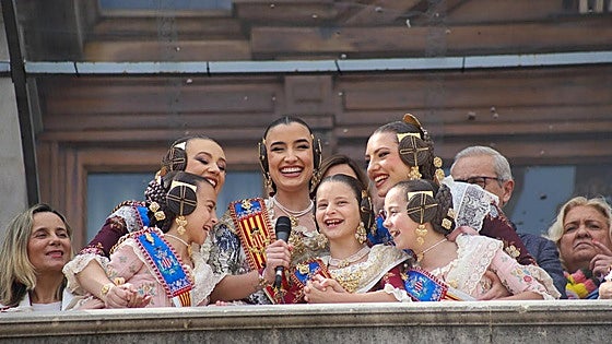 Los invitados hoy al balcón del Ayuntamiento: una ganadora de 'La Voz Kids', una icónica artista valenciana, un actor de 'Campeones', el Valencia CF...