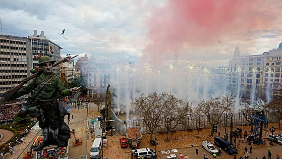 Diez heridos, 53 personas atendidas por lipotimia y un hospitalizado por epilepsia en la mascletà del sábado