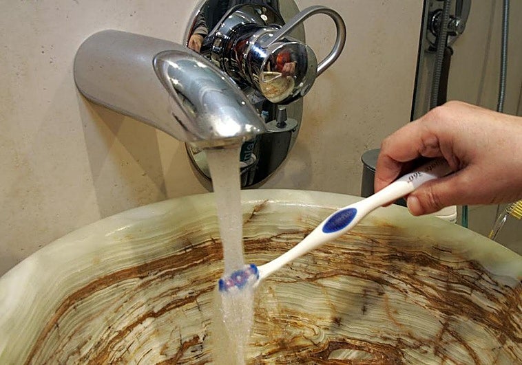 La razón por la que no hay que lavarse los dientes justo después de comer algo dulce