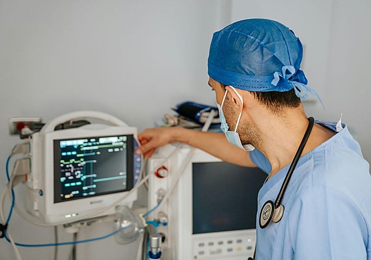 Ignacio Fernández, cardiólogo: «La mujer piensa que lo del dolor en el pecho es una cosa de otro, que a ella no le afecta»