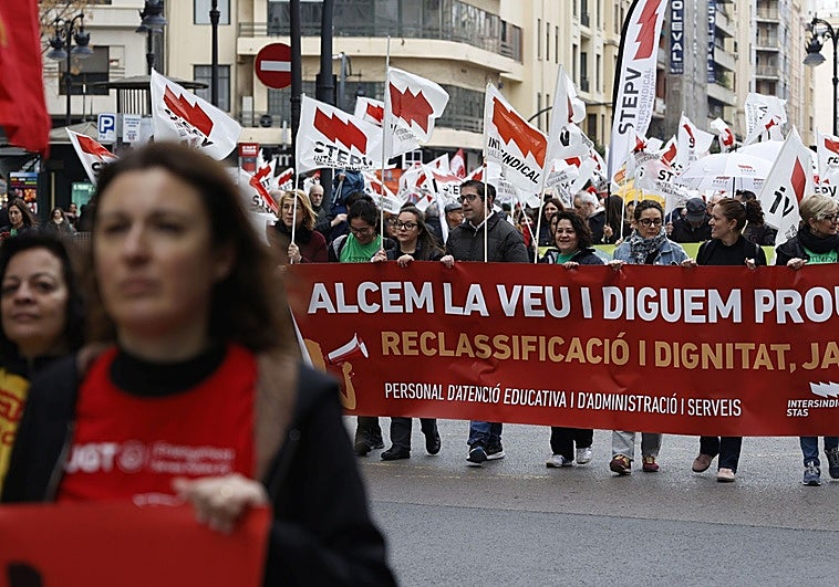 La contratación extraordinaria de casi cinco mil docentes condiciona las mejoras laborales que piden los sindicatos