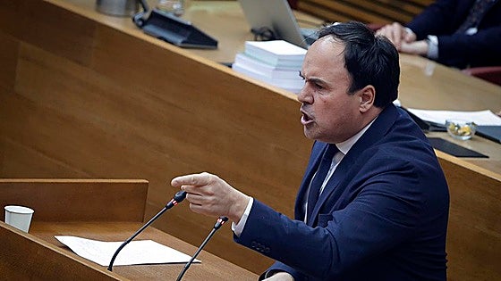 El fichaje de la pareja de Pérez Llorca por la Diputación centra el debate en les Corts: ¿cuántas explicaciones debe dar el president?