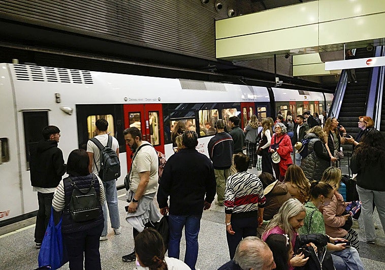 ¿Qué falla en el metro? Valencia urge más paso de trenes y menos masificación
