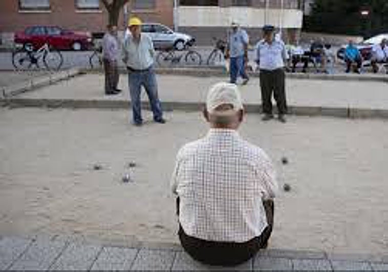 Miles de padres jubilados aún pueden reclamar un plus en su pensión: así funciona el complemento de 'paternidad'