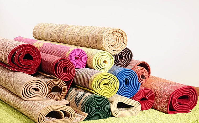 El truco de un ingeniero químico para desinfectar y limpiar la alfombra sin agua ni jabón