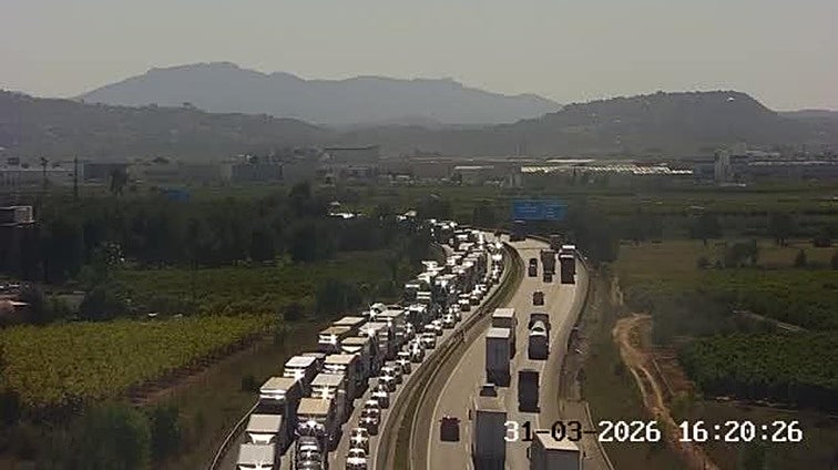 Un camión volcado colapsa por completo el by-pass este martes
