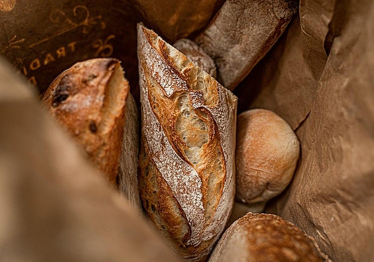 El truco para hacer que el pan tenga un menor pico de glucosa, hinche menos y se digiera mejor