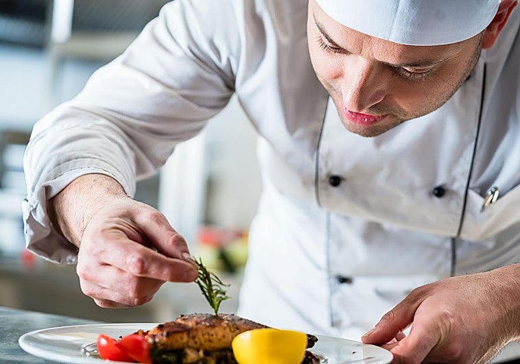 Ofertas de empleo sin estudios: desde operarios en Valencia hasta cocineros en Teruel y León