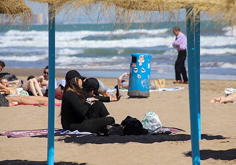 Las sombrillas sí llegan a tiempo este año para la avalancha de turistas