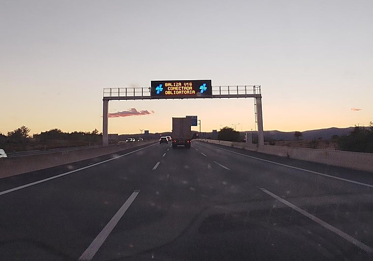 El aviso de la DGT en Semana Santa en las carreteras valencianas: la baliza V16 «es obligatoria»