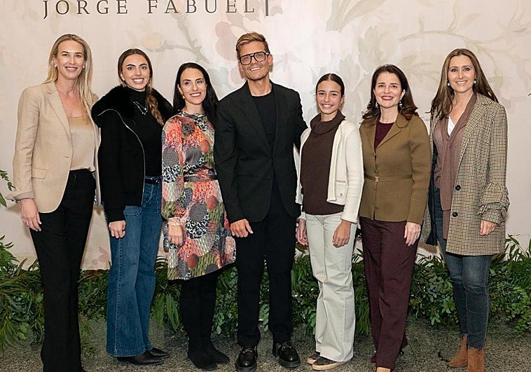 El éxito basado en ser un indumentarista diferente que ha vestido a las mujeres de la familia Roig